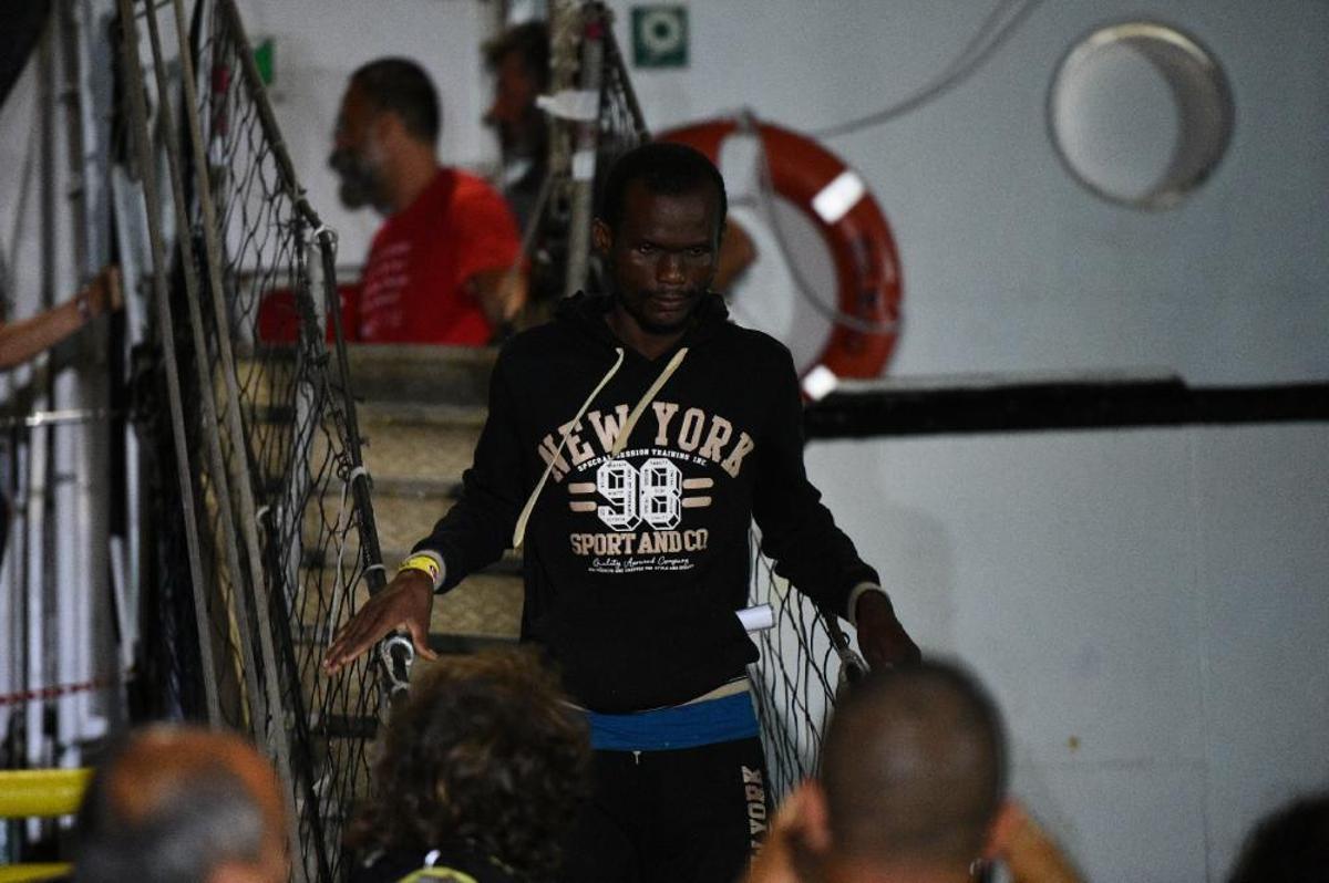 L'Open Arms desembarca a Lampedusa els darrers 83 migrants a bord L'Open Arms desembarca a Lampedusa els darrers 83 migrants a bord