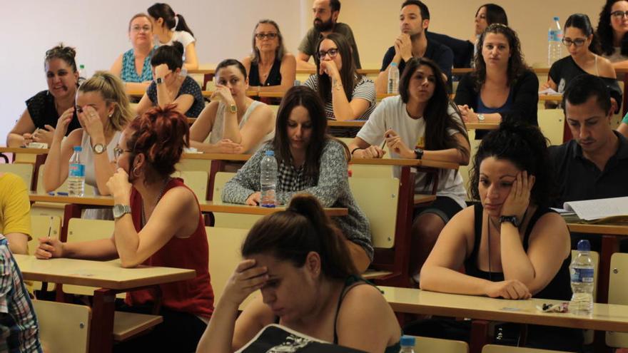 Varios opositores realizan un examen.