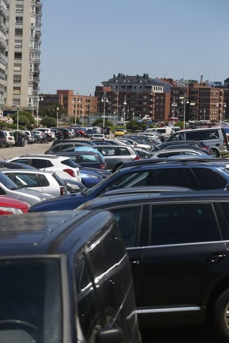 Jornada multitudinaria en las playas asturianas