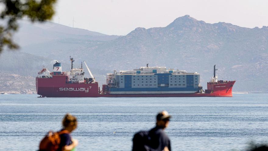 Fondean en la ría de Corcubión dos plataformas gigantes que acogerán refugiados en Amsterdam