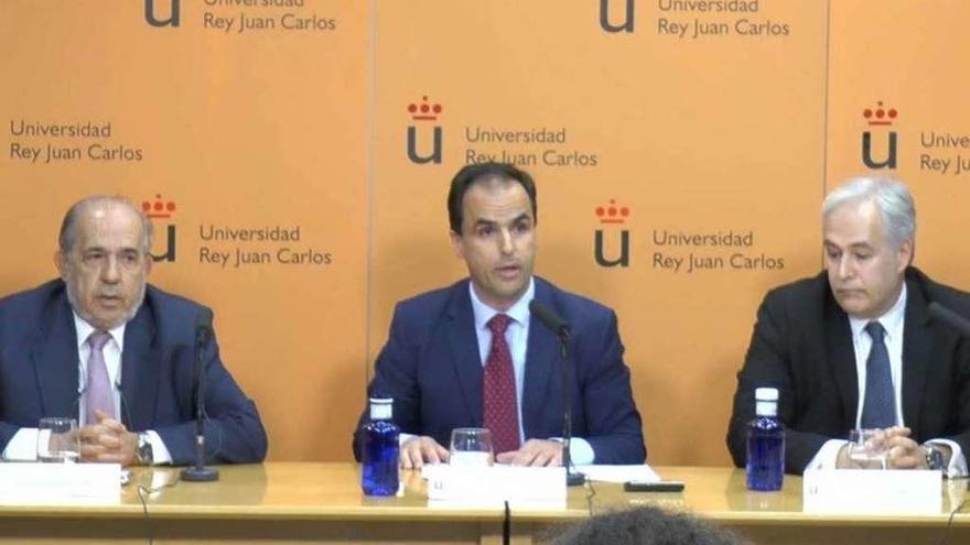 Álvarez Conde, a la izquierda, al lado de Javier Ramos, rector de la URJC.