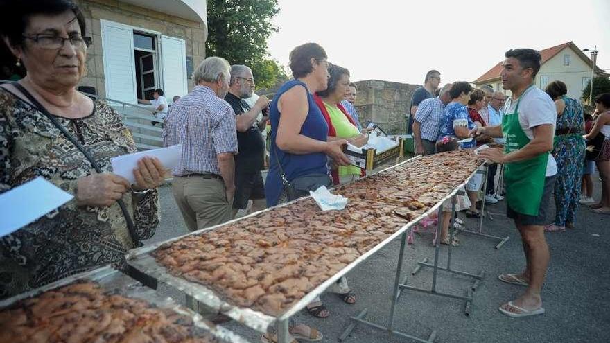 Una edición anterior de la &quot;Festa da Empanada&quot; de Cordeiro (Valga).  // Iñaki Abella