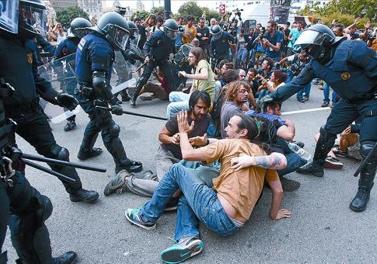 Els Mossos utilitzen les porres per dispersar uns indignats asseguts a terra, el 27 de maig passat. Els Mossos utilitzen les porres per dispersar uns indignats asseguts a terra, el 27 de maig passat.