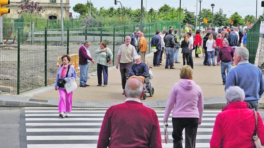 Primeros usuarios del paso peatonal que ayer se abrió entre Sanz Crespo y la zona de Poniente.