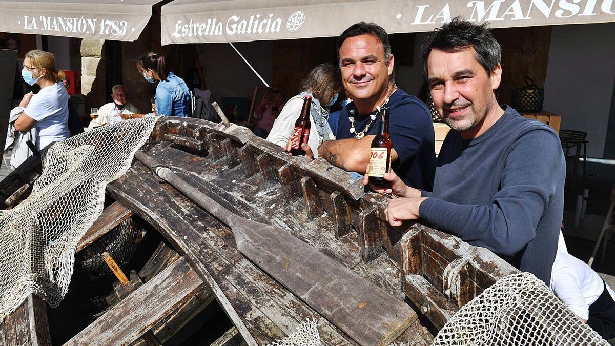 Ángel León y Javier Olleros, ayer delante de La Mansión 1783 en la Marina.   | // VÍCTOR ECHAVE