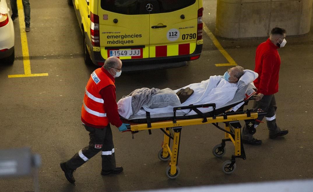 Entrada de enfermos en el Hospital del Mar de Barcelona