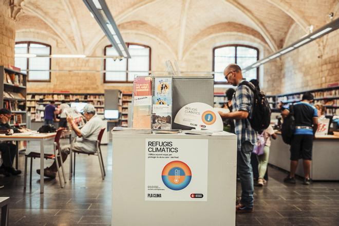 Al menos uno de cada tres refugios climatizados contra el calor de Barcelona cierra en agosto