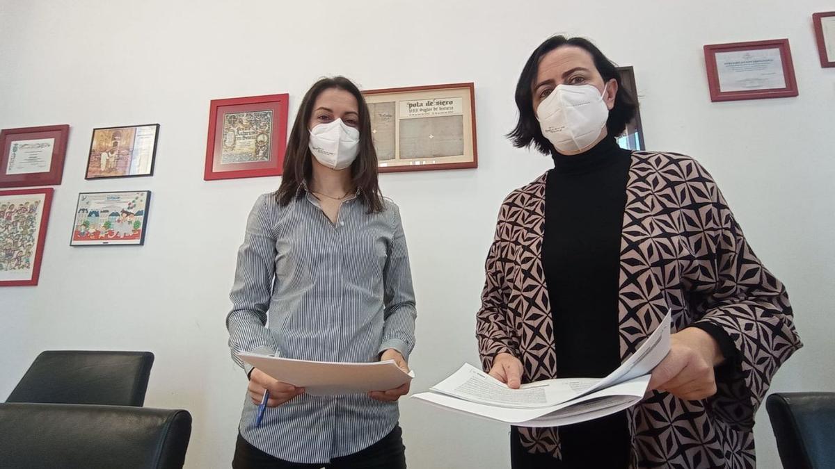 Aida Nuño (a la izquierda) y Marta Piquero, ayer, en Pola de Siero, durante la presentación de las jornadas. | A. I.