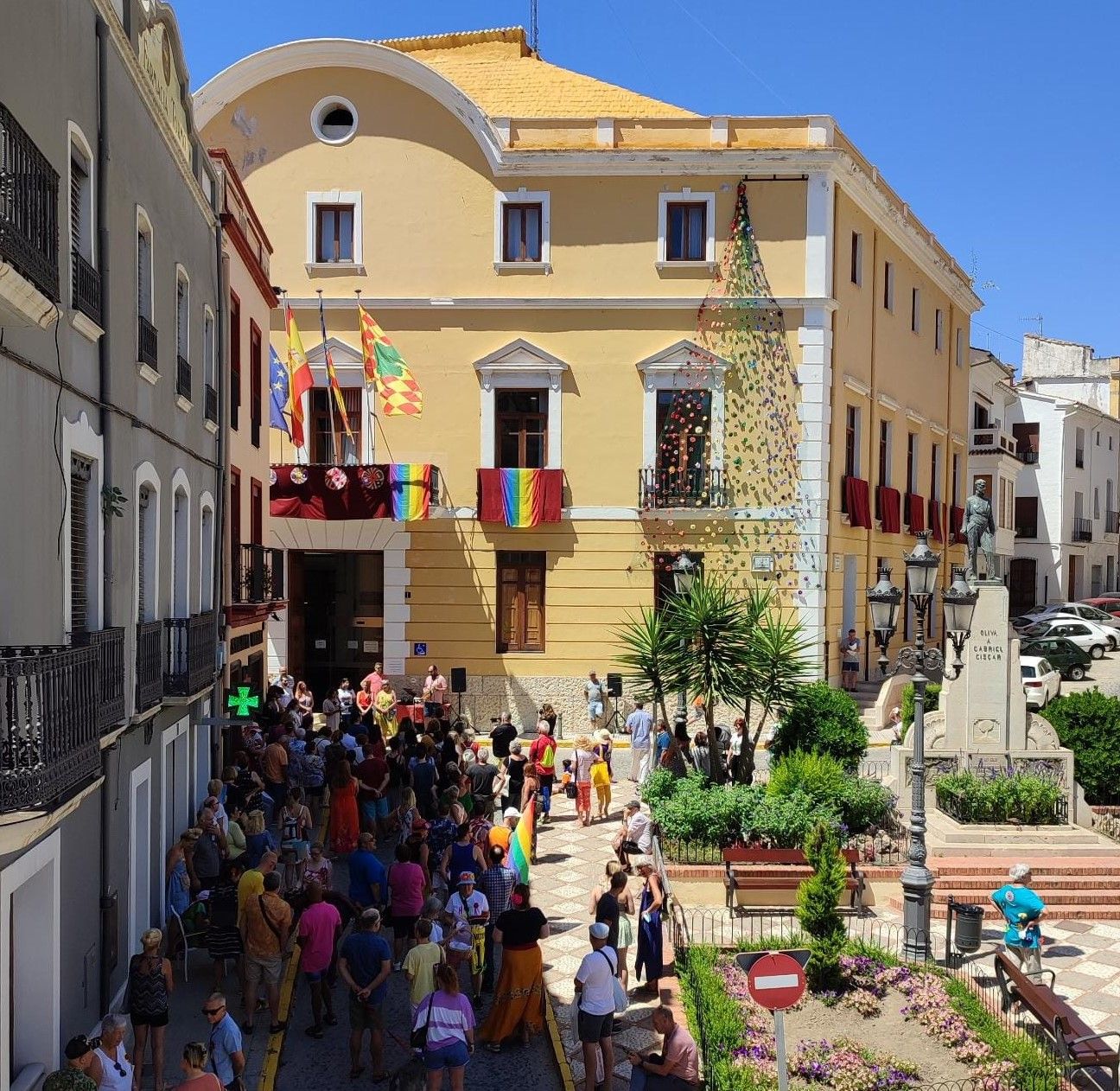 El vecindario de Oliva se suma a la celebración del Día del Orgullo.