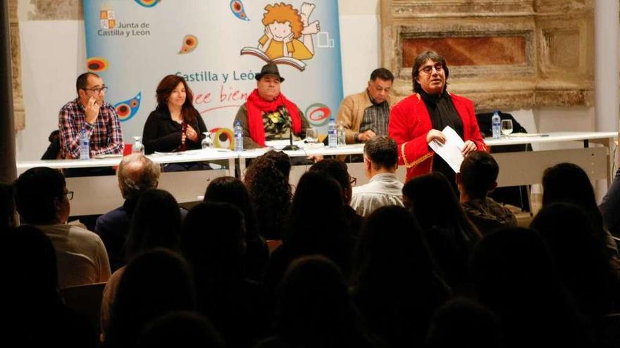 Un momento de la actividad, desarrollada en la biblioteca, con el escritor Álvaro Mata como maestro de ceremonias.