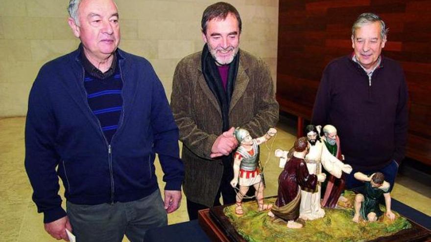 Desde la izquierda, José Alonso, Carlos Piñel y Chano Lorenzo ante la maqueta ayer en el Etnográfico.