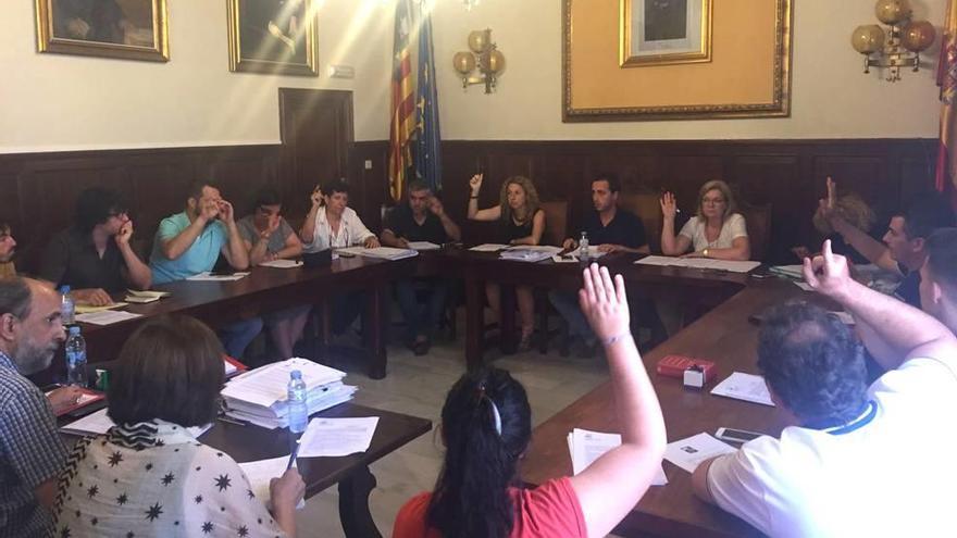 Momento de la votación del punto en el pleno de ayer.