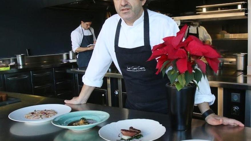 José Carlos García, en la cocina de su restaurante del Muelle Uno, junto a los platos que ha elaborado especialmente para La Opinón.