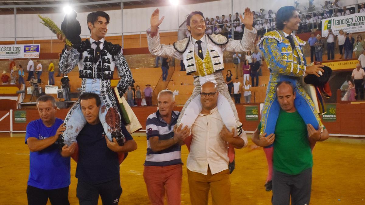 Curro Díaz, Oliva Soto y Mario Sotos salen a hombros de la plaza de toros de Montoro, este sábado.