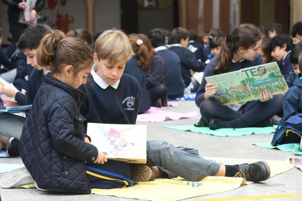 Todos los alumnos participan en un acto para celebrar el Día del Libro en el que los mayores leen libros a los pequeños.