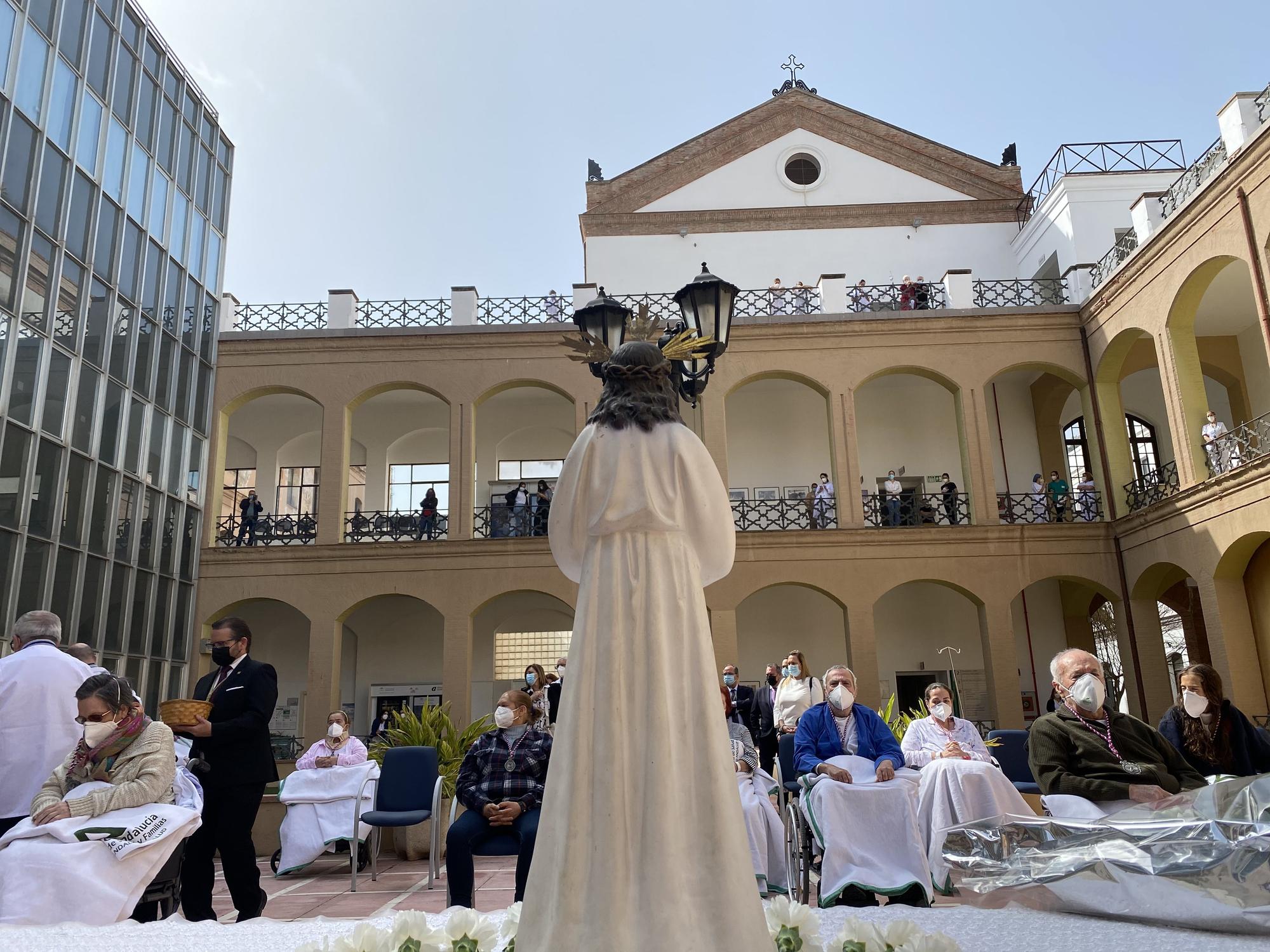 El Cautivo y la Trinidad visitan a los pacientes del Hospital Civil