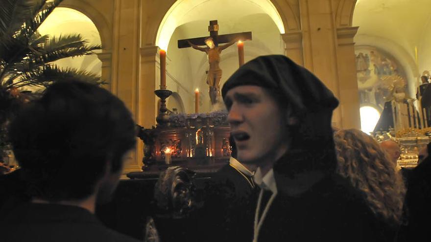 Un joven solloza esta noche en Santa María tras saber que no van a salir en procesión