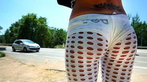Una prostituta espera als clients a un costat de la carretera que uneix Barcelona amb els balnearis més visitats de la Costa Brava.