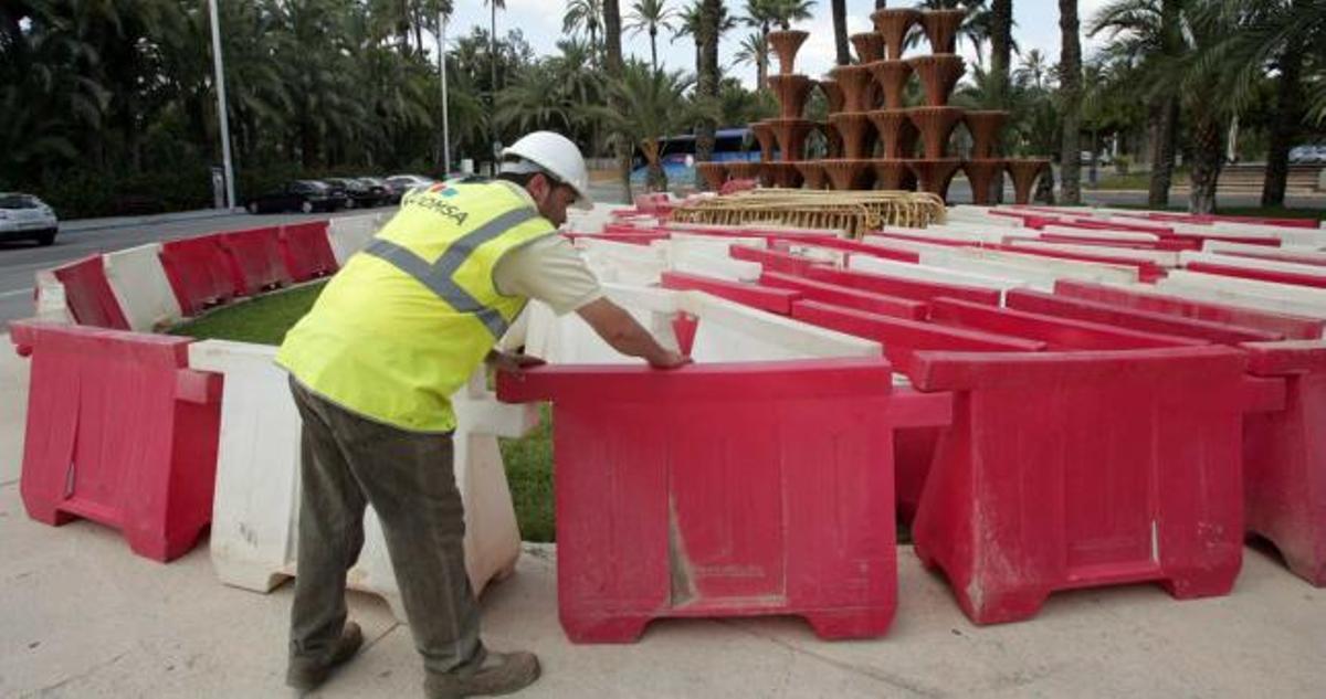 La plaza de las Corales, con las vallas en primer plano, y la fuente que se retirará en breve al fondo.