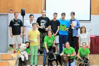 Alumnos discapacitados de FP animan a padres y profesores a adoptar perros