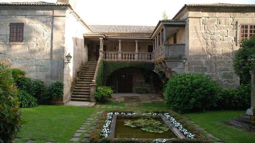 Fachada principal del emblemático pazo de Vilarés, del siglo XVIII.