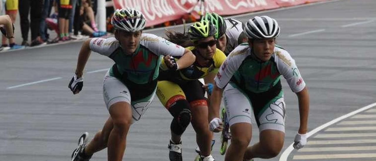 Patinadores durante una de las pruebas del trofeo.