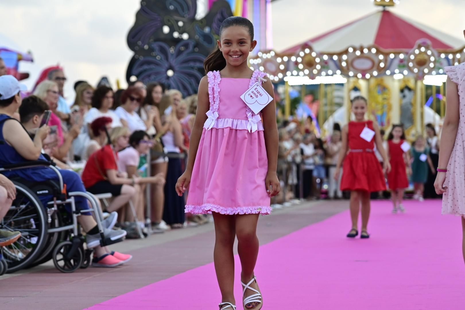 El Moll de Costa se viste de moda con el desfile solidario de Cáritas