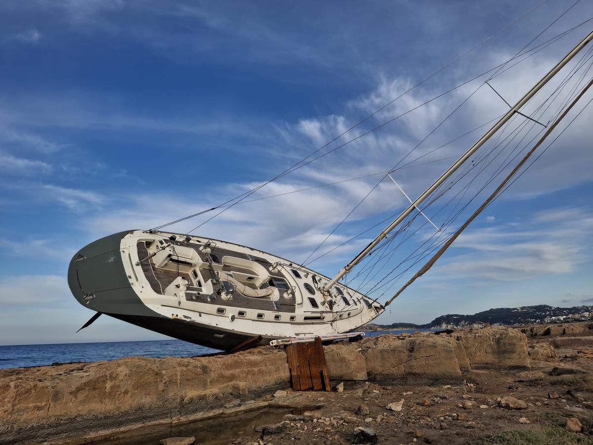 Nueve meses encallado en Xàbia: las imágenes del gran velero Nueve meses encallado en Xàbia: las imágenes del gran velero