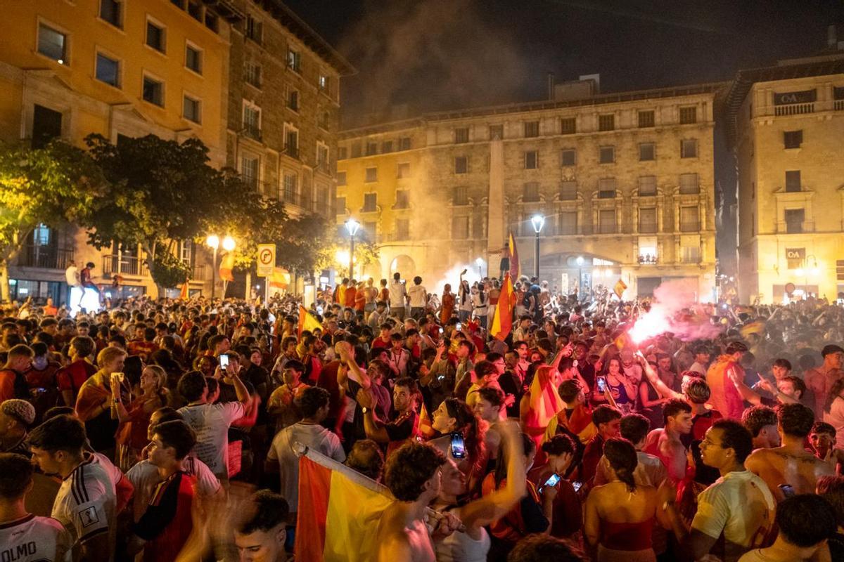 Miles de personas celebran en Palma la victoria de España frente a Argentina en la final del Mundial