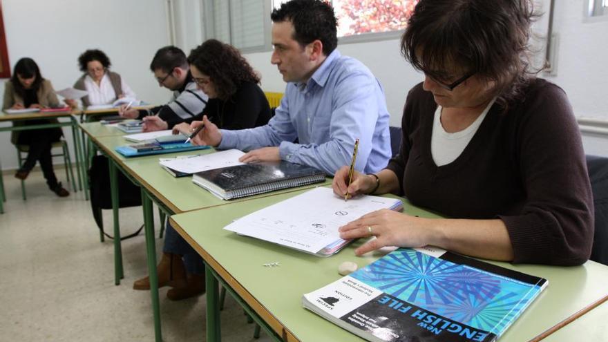 Imagen de archivo de alumnos de la Escola Oficial de Idiomas de A Estrada, en clase. // Bernabé / Cris M.V.