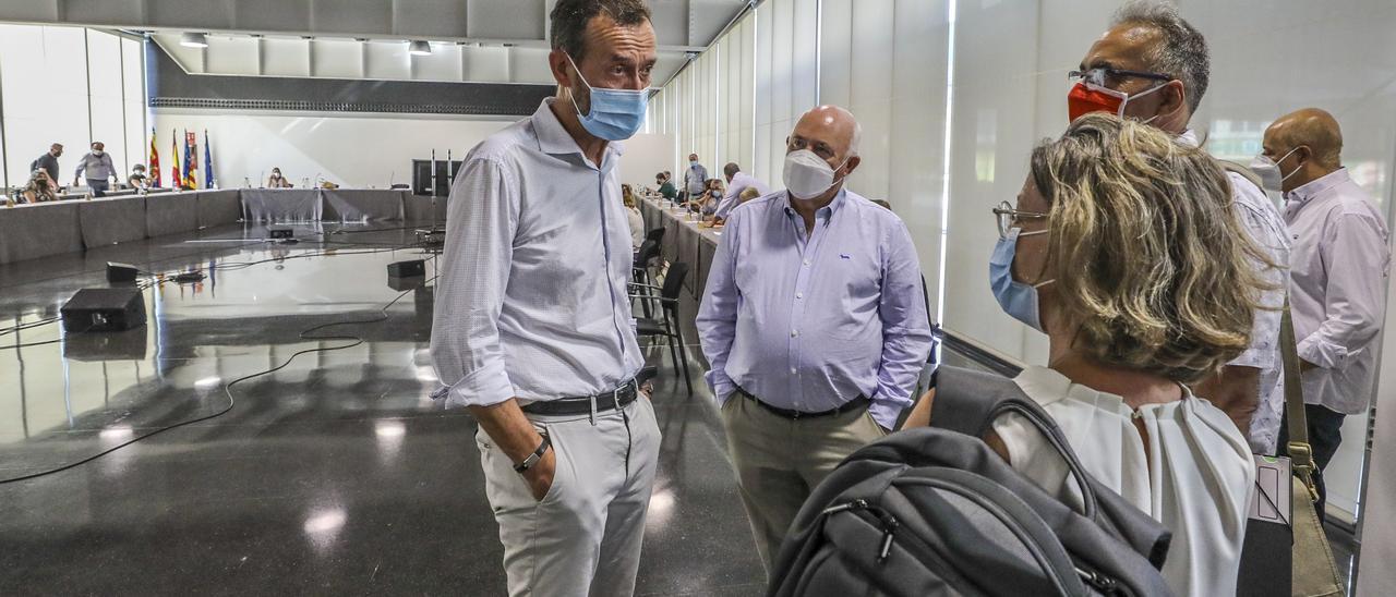 El alcalde de Elche, antes de la reunión del Consejo Social.