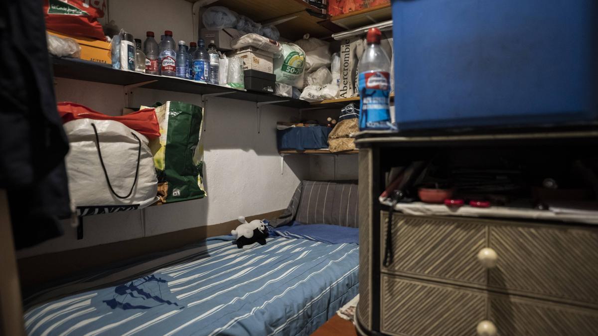 La cama donde este valenciano de 60 años lleva durmiendo tres años