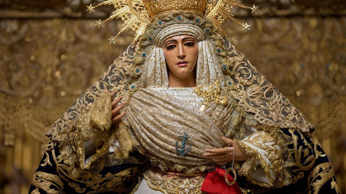 La Esperanza de Triana, lista para la procesión Magna.