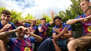 Pedri, Raphina, Lamine Yamal, Lewandowski, Balde y Fermín, con la nueva camiseta del Barça para la temporada 25-26.
