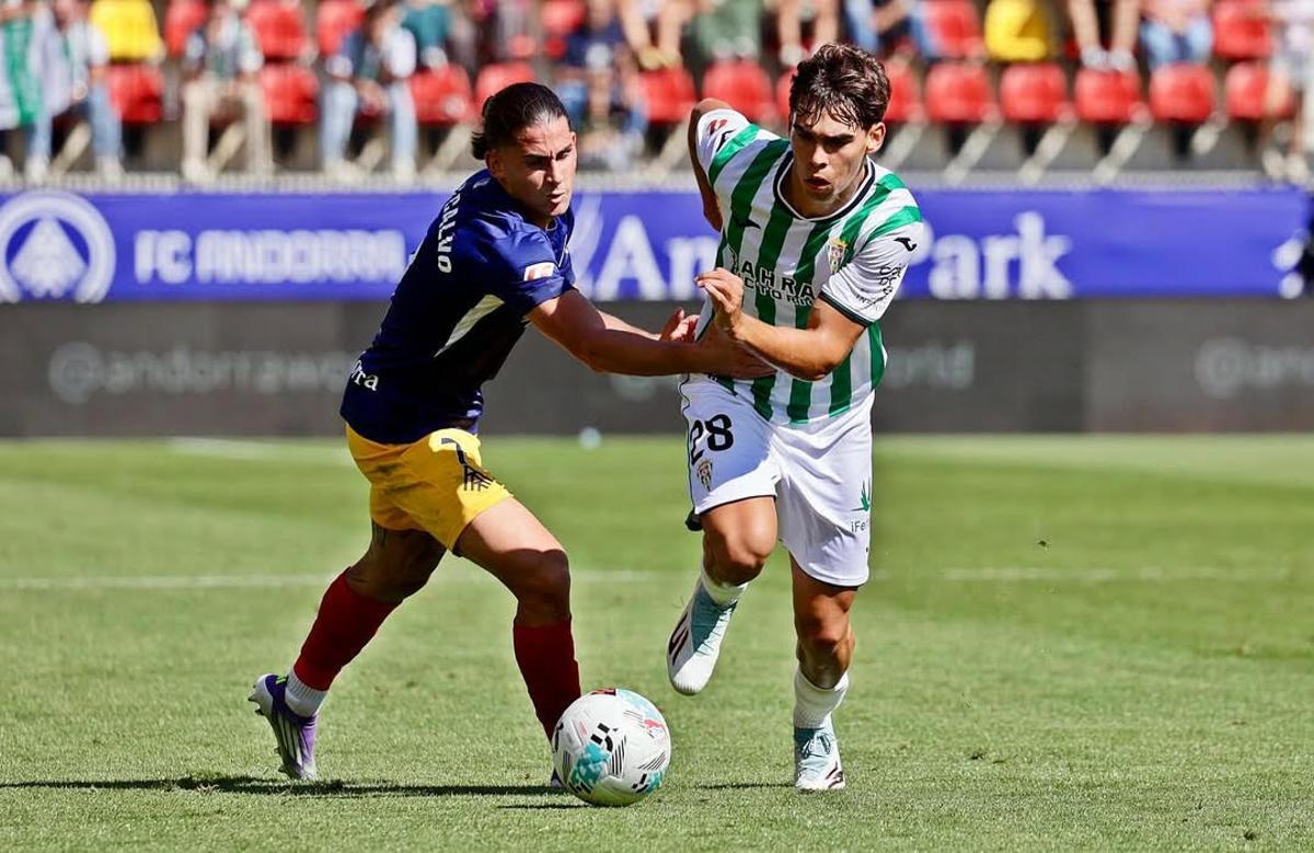 Jan Salas lucha por el balón con un rival durante un partido con el Córdoba