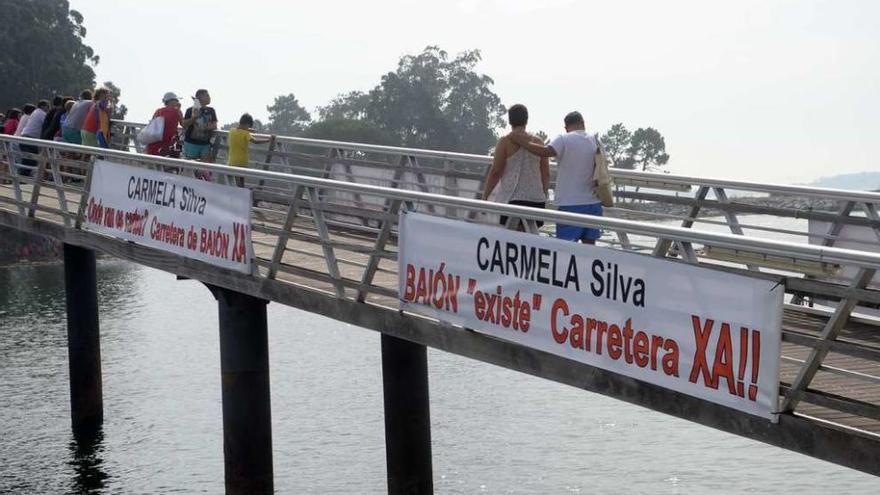 Pancartas colgadas en la tarde de ayer en el puente de A Illa de Arousa. // Noé Parga