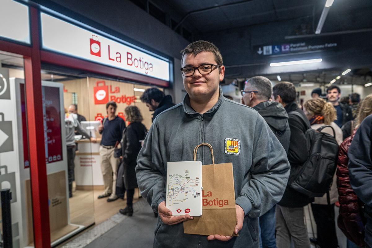 TMB presenta la primera tienda de merchandising de TMB en el metro de Barcelona, situada en la estación de Sagrada Família. Laia Bonet participa en la inauguración, este lunes. 