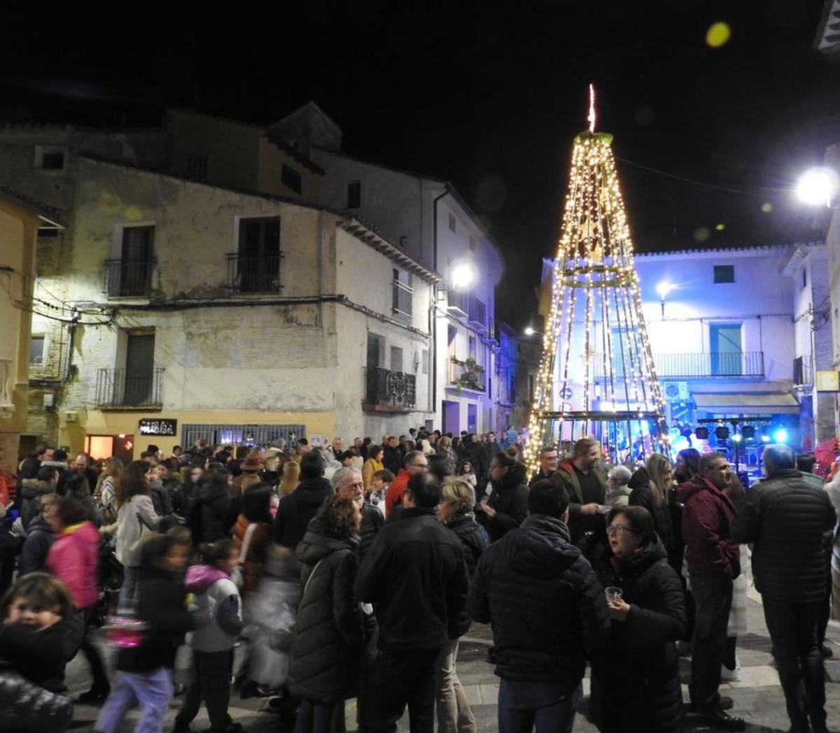 Los ainzoneros se reunieron para dar la bienvenida a la Navidad. | SERVICIO ESPECIAL