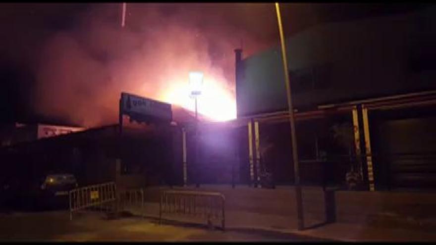Un incendio arrasa el edificio de una popular pizzería de Los Balcones de Torrevieja