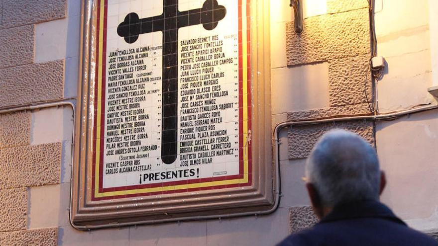 Debate en Chelva por la cruz en la escalinata de su iglesia.