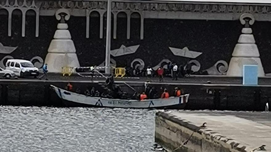 Un cayuco llegado a El Hierro.