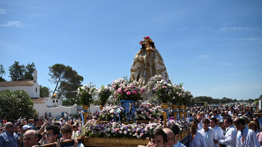 Miles de personas ruegan a la Virgen de Bótoa en su romería para que llueva