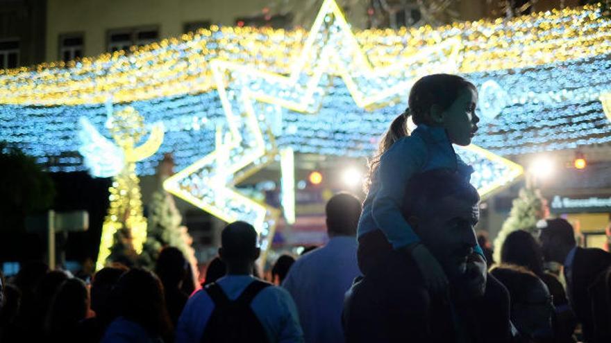 La Navidad brilla en la capital tinerfeña con récord de bombillas
