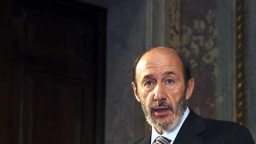 El ministro Rubalcaba, ayer, durante su intervención en el Casino de Madrid