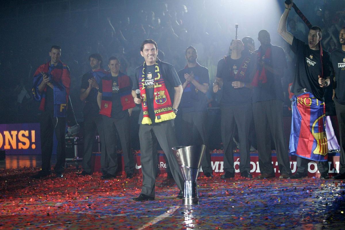Xavi Pascual y la plantilla del Barça en la fiesta por la conquista de la Euroliga 2010.