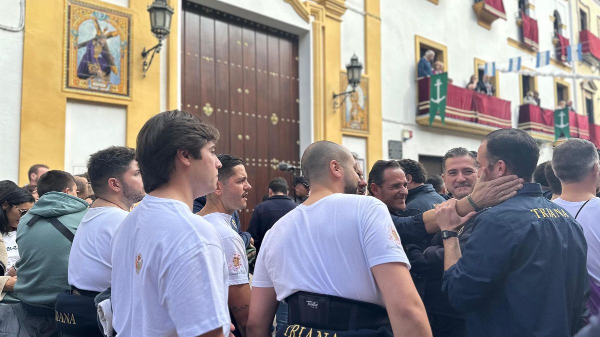 Costaleros del Cristo de las Tres Caídas esperan frente de la Capilla de los Marineros para recibir a la Virgen en la calle.