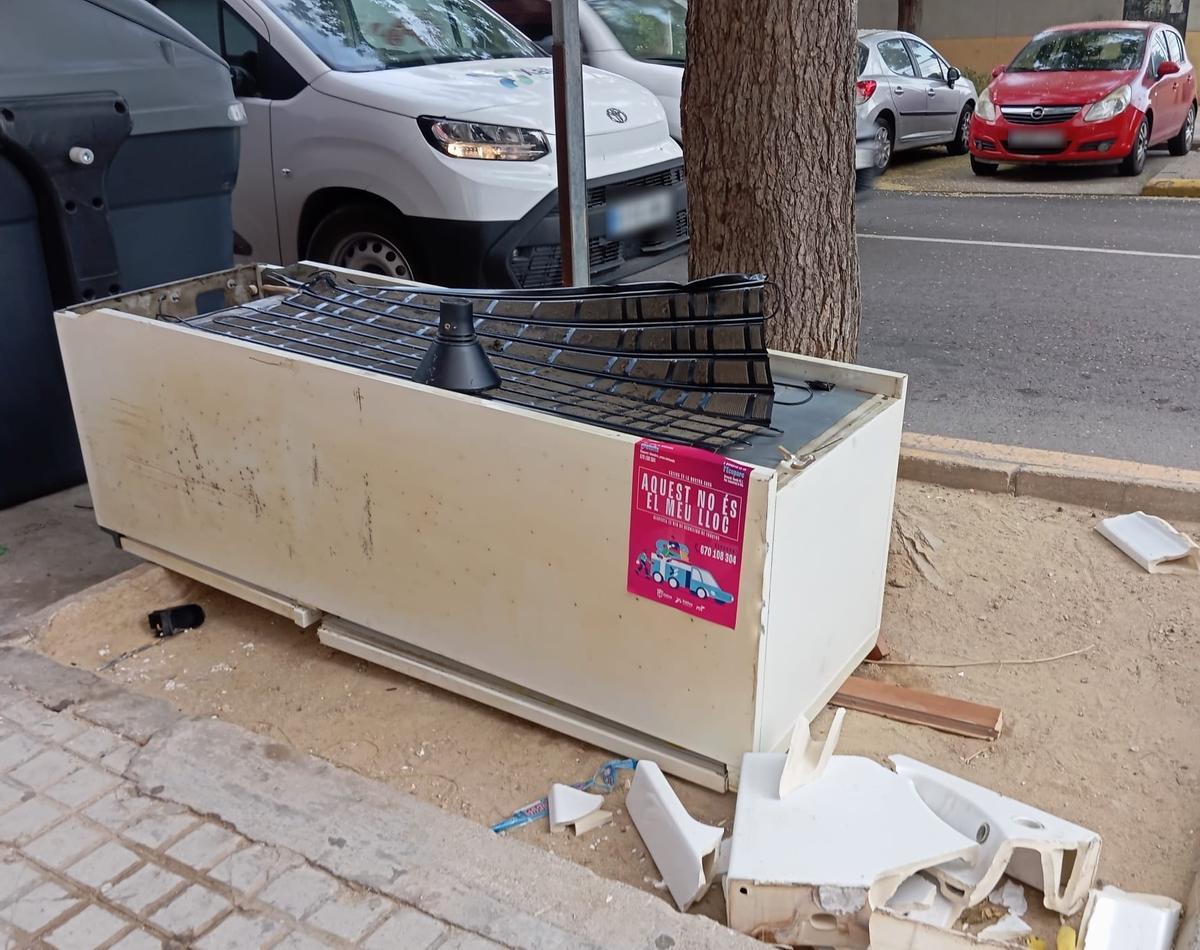 Enseres depositados en un punto no permitido en una calle de Xàtiva.
