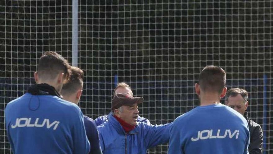 Xiel durante la charla con los jugadores.