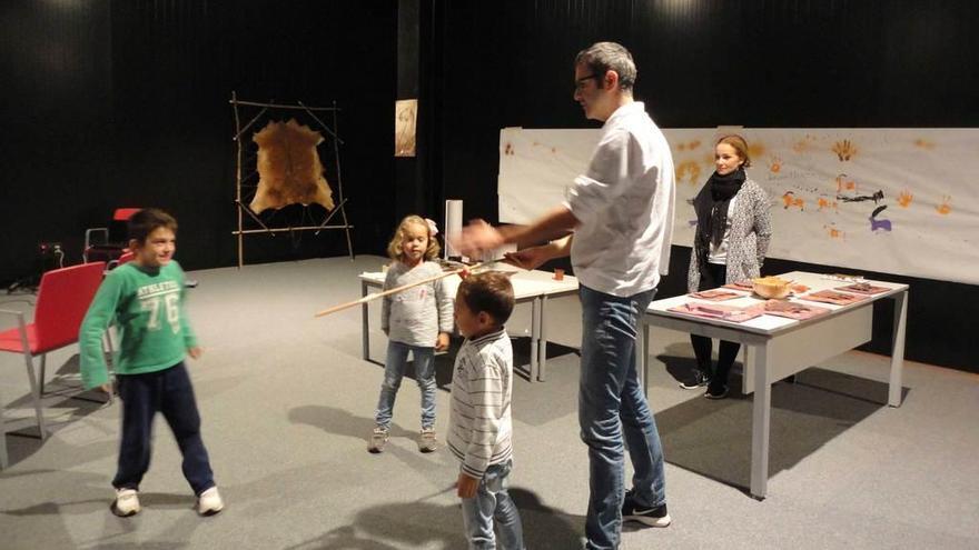 Participantes en el taller de herramientas prehistóricas celebrado ayer.