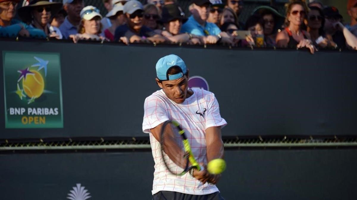 Rafael Nadal se entrena ante el público en las pistas del torneo de Indian Wells.